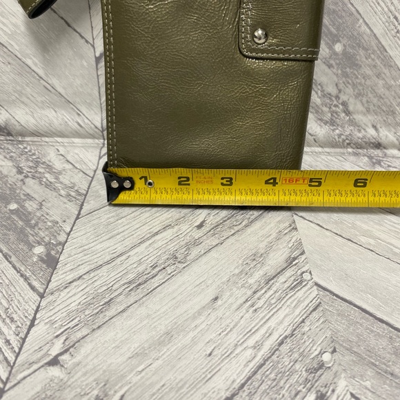 COACH PATENT WRISTLET BAG OLIVE COLOR MULTIPLE COMPARTMENTS - Picture 11 of 12
